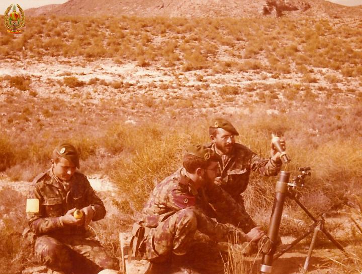 Practicas con el mortero de 60 (Campo de tito Alvarez de Sotomayor marzo 1980).jpg